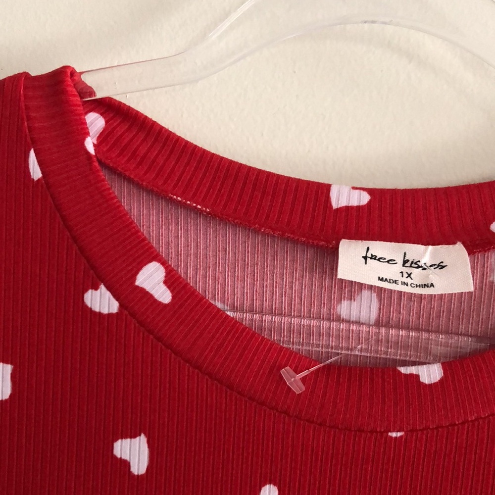 Free Kisses Red and White Heart Top SIZE 1X - Picture 7 of 9
